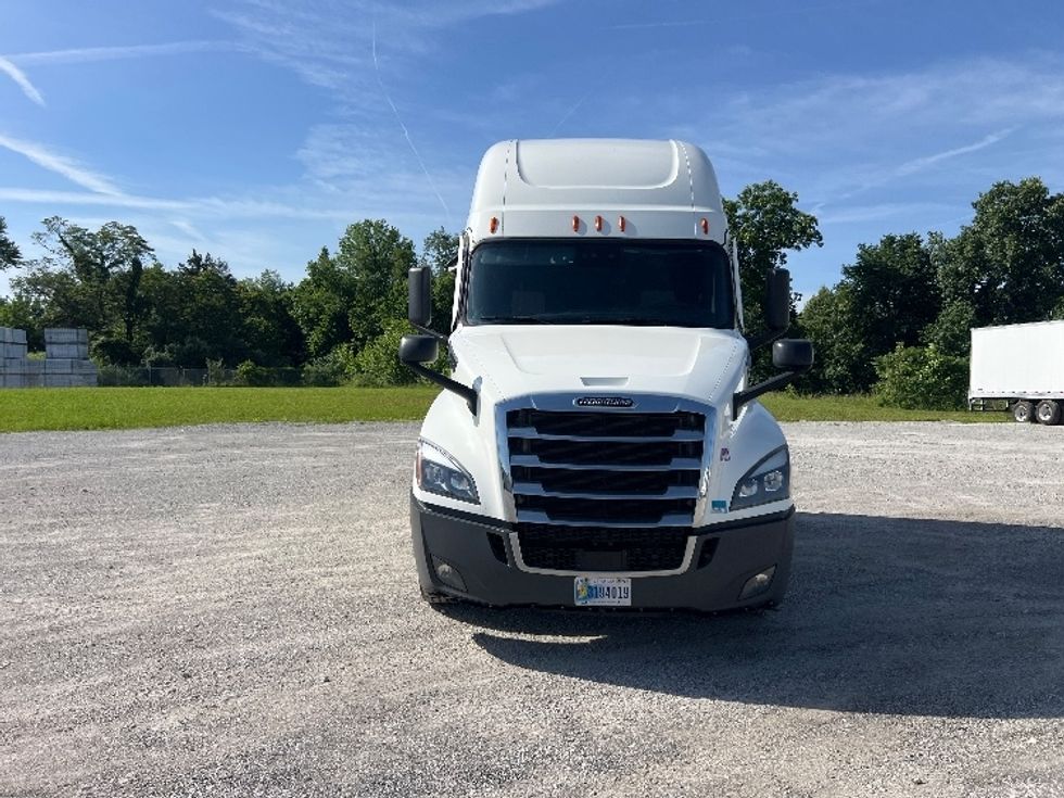 Sleeper Tractor-Heavy Duty Tractors-Freightliner-2022-T12664ST-Sellersburg-IN-612,775\n\t\tmiles-$ 60,250 - Image 2