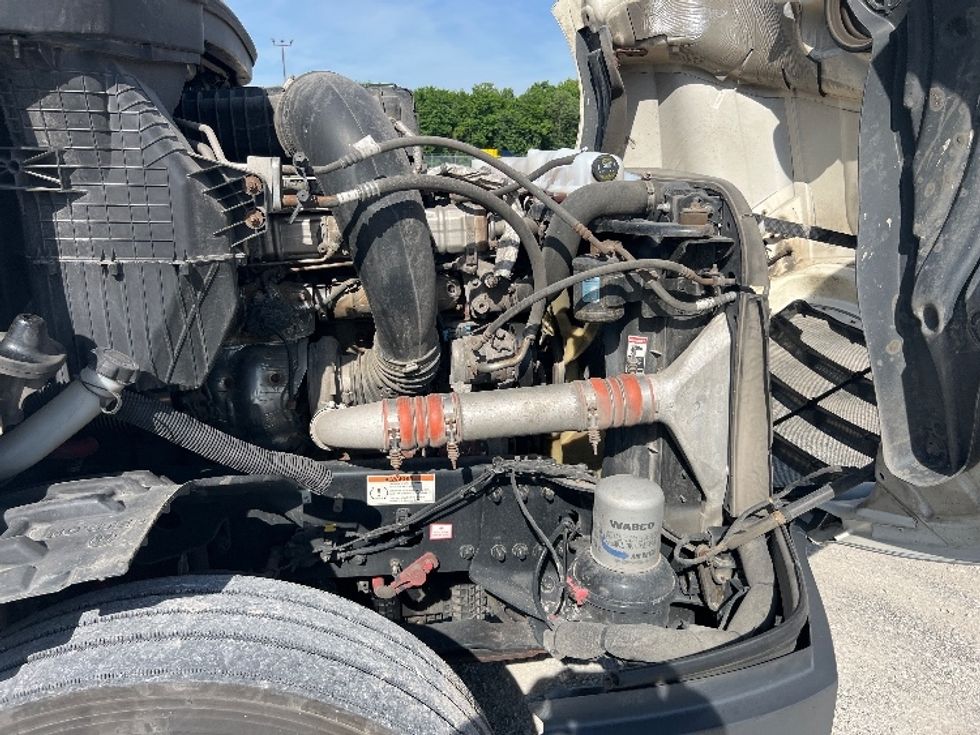 Sleeper Tractor-Heavy Duty Tractors-Freightliner-2022-T12664ST-Sellersburg-IN-612,775\n\t\tmiles-$ 60,250 - Image 20