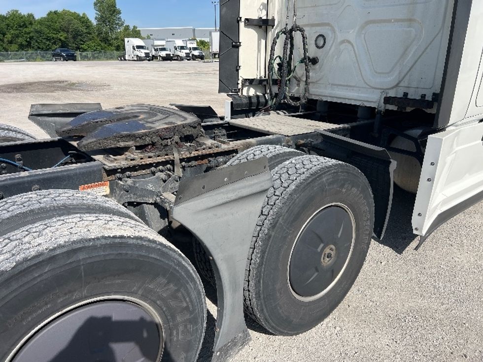 Sleeper Tractor-Heavy Duty Tractors-Freightliner-2022-T12664ST-Sellersburg-IN-612,775\n\t\tmiles-$ 60,250 - Image 23