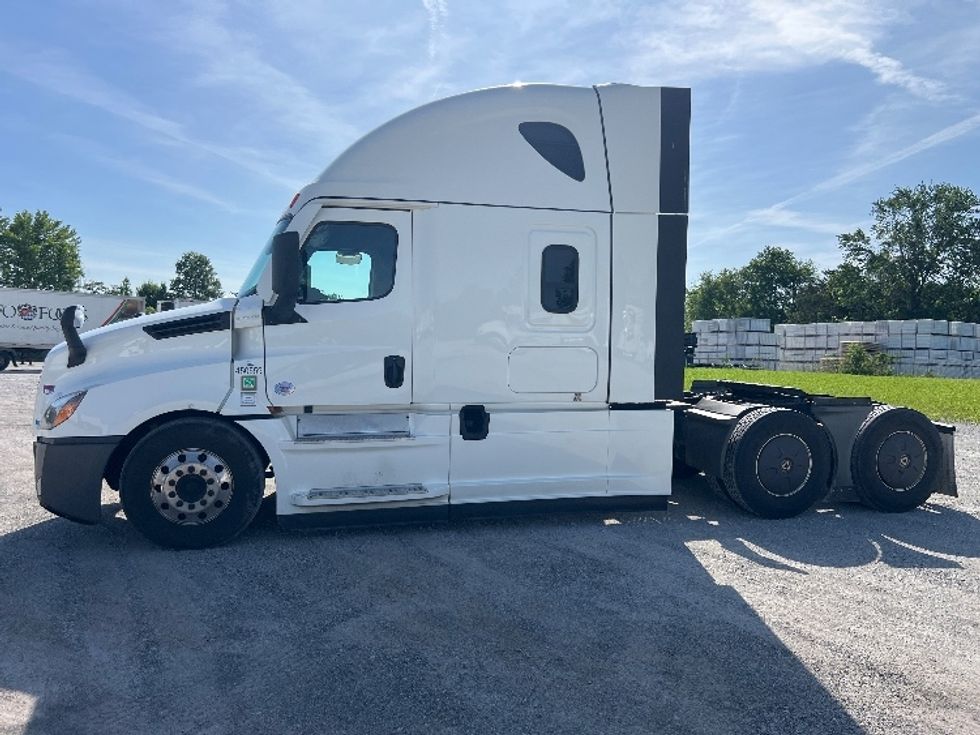 Sleeper Tractor-Heavy Duty Tractors-Freightliner-2022-T12664ST-Sellersburg-IN-612,775\n\t\tmiles-$ 60,250 - Image 4