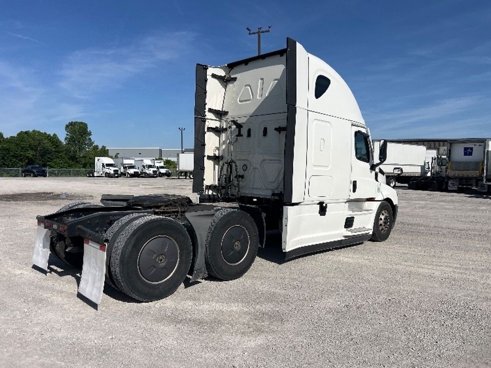 Sleeper Tractor-Heavy Duty Tractors-Freightliner-2022-T12664ST-Sellersburg-IN-612,775\n\t\tmiles-$ 60,250 - Image 7