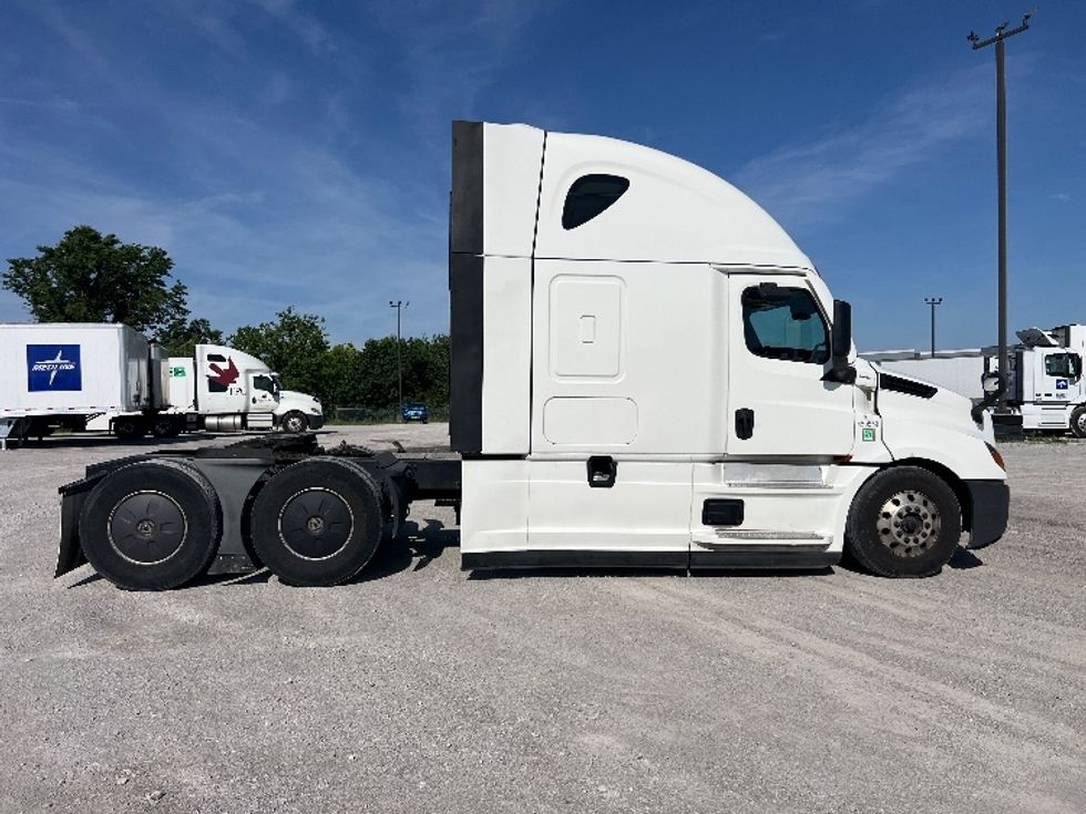 Sleeper Tractor-Heavy Duty Tractors-Freightliner-2022-T12664ST-Sellersburg-IN-612,775\n\t\tmiles-$ 60,250 - Image 8