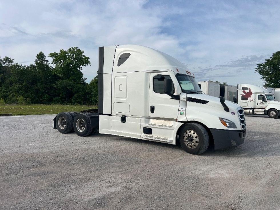 Sleeper Tractor-Heavy Duty Tractors-Freightliner-2022-T12664ST-Sellersburg-IN-648,521\n\t\tmiles-$ 55,750 - Image 1