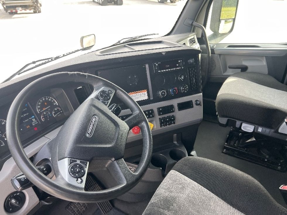 Sleeper Tractor-Heavy Duty Tractors-Freightliner-2022-T12664ST-Sellersburg-IN-648,521\n\t\tmiles-$ 55,750 - Image 10