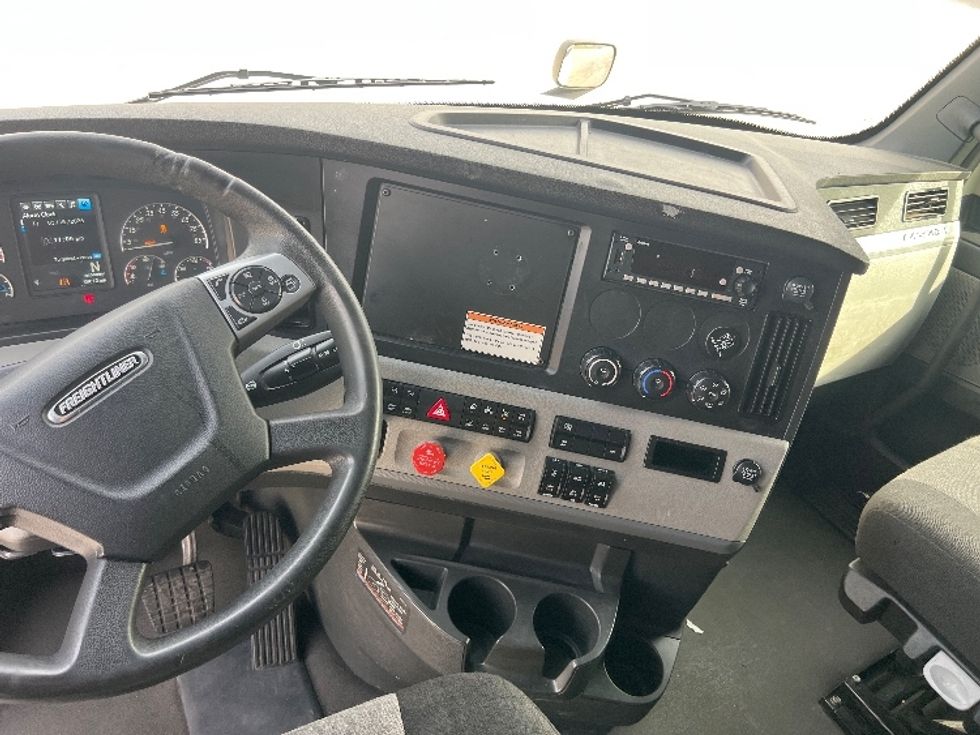 Sleeper Tractor-Heavy Duty Tractors-Freightliner-2022-T12664ST-Sellersburg-IN-648,521\n\t\tmiles-$ 55,750 - Image 11