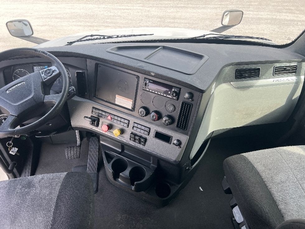 Sleeper Tractor-Heavy Duty Tractors-Freightliner-2022-T12664ST-Sellersburg-IN-648,521\n\t\tmiles-$ 55,750 - Image 12