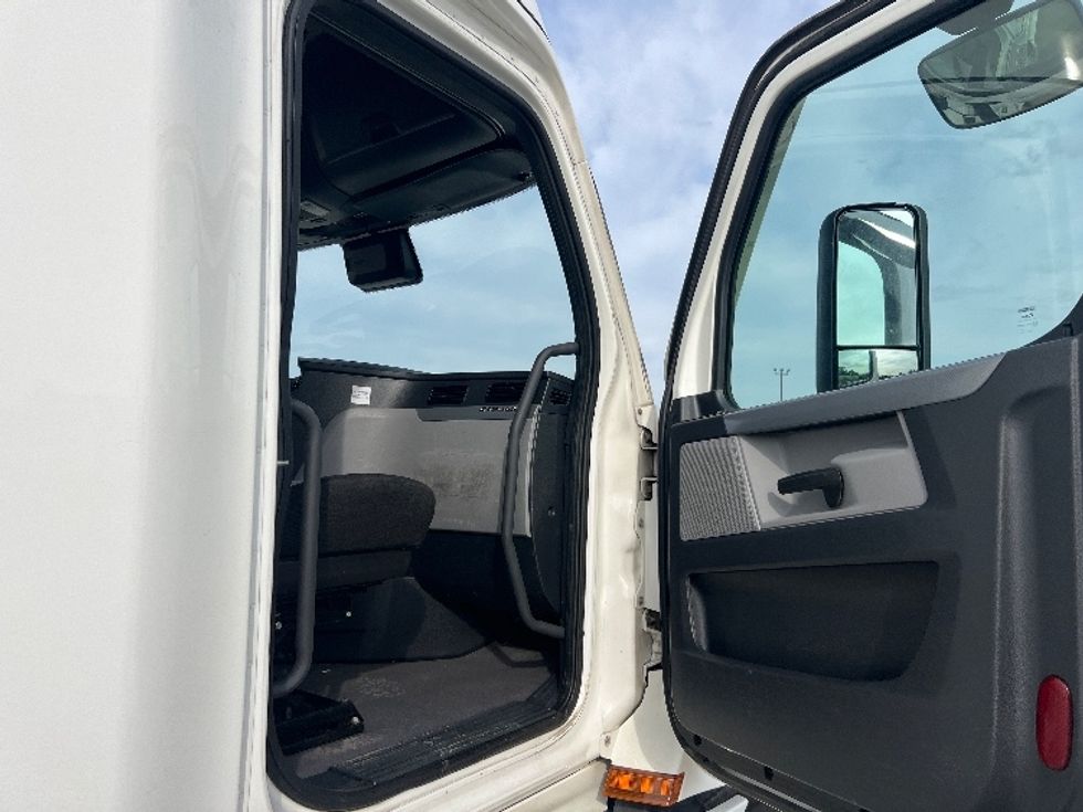 Sleeper Tractor-Heavy Duty Tractors-Freightliner-2022-T12664ST-Sellersburg-IN-648,521\n\t\tmiles-$ 55,750 - Image 13