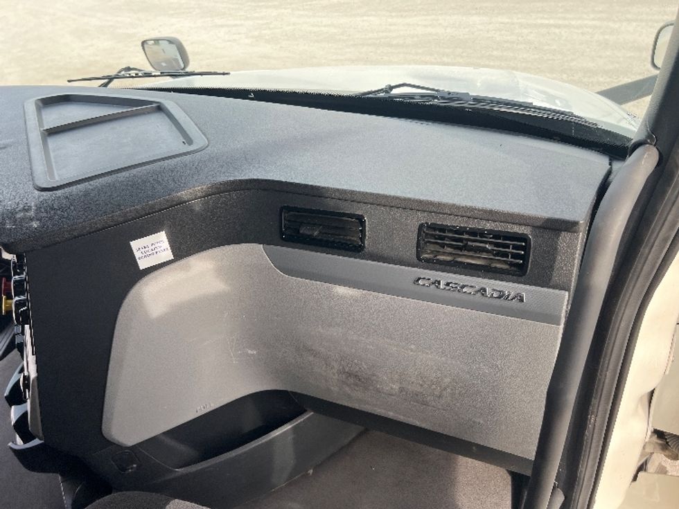 Sleeper Tractor-Heavy Duty Tractors-Freightliner-2022-T12664ST-Sellersburg-IN-648,521\n\t\tmiles-$ 55,750 - Image 14