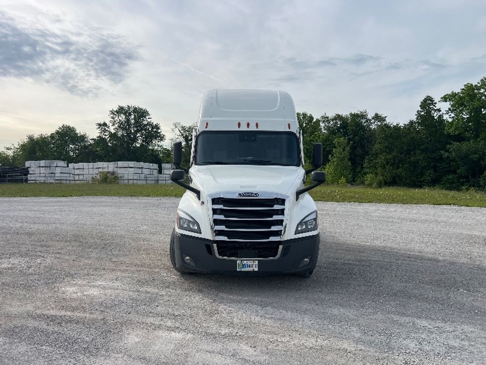 Sleeper Tractor-Heavy Duty Tractors-Freightliner-2022-T12664ST-Sellersburg-IN-648,521\n\t\tmiles-$ 55,750 - Image 2