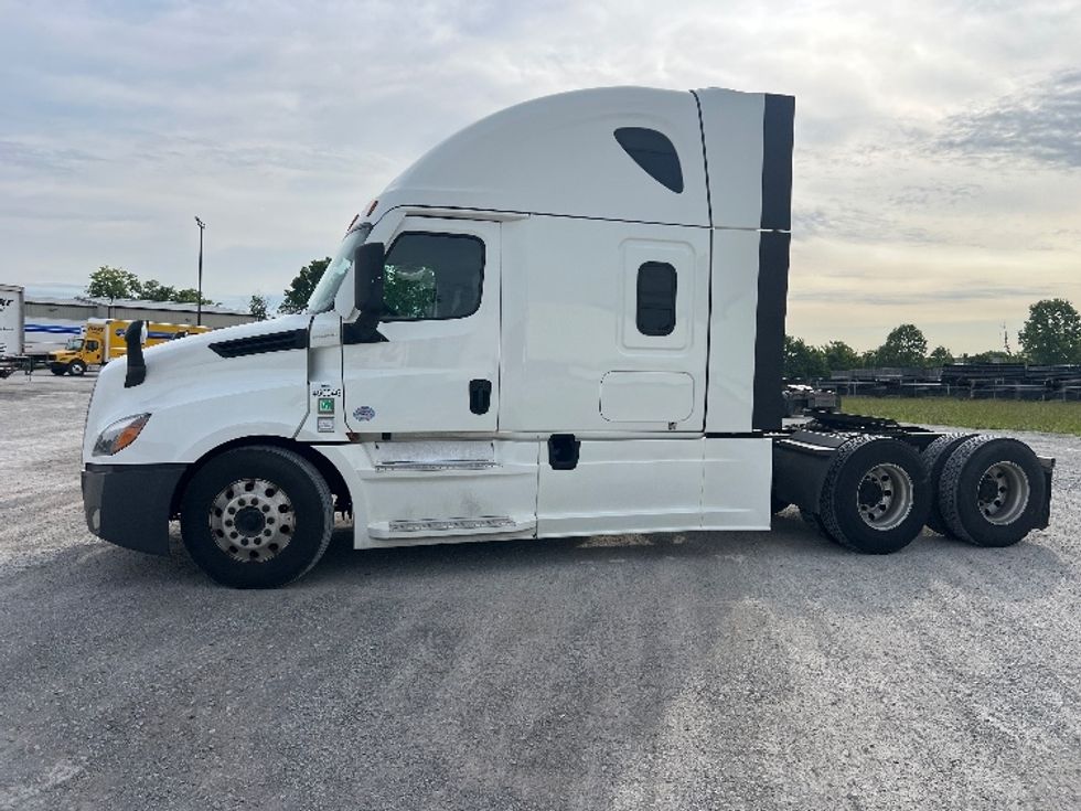 Sleeper Tractor-Heavy Duty Tractors-Freightliner-2022-T12664ST-Sellersburg-IN-648,521\n\t\tmiles-$ 55,750 - Image 4