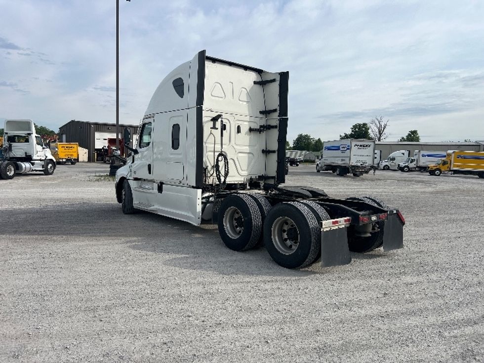 Sleeper Tractor-Heavy Duty Tractors-Freightliner-2022-T12664ST-Sellersburg-IN-648,521\n\t\tmiles-$ 55,750 - Image 5