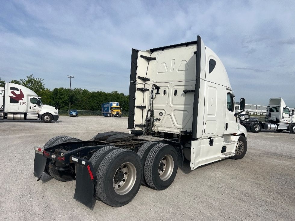 Sleeper Tractor-Heavy Duty Tractors-Freightliner-2022-T12664ST-Sellersburg-IN-648,521\n\t\tmiles-$ 55,750 - Image 7