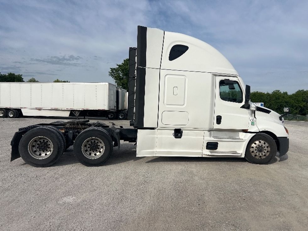 Sleeper Tractor-Heavy Duty Tractors-Freightliner-2022-T12664ST-Sellersburg-IN-648,521\n\t\tmiles-$ 55,750 - Image 8