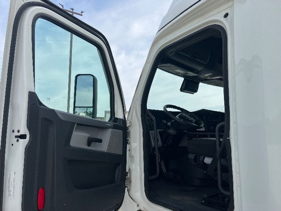 Sleeper Tractor-Heavy Duty Tractors-Freightliner-2022-T12664ST-Sellersburg-IN-648,521\n\t\tmiles-$ 55,750 - Image 9