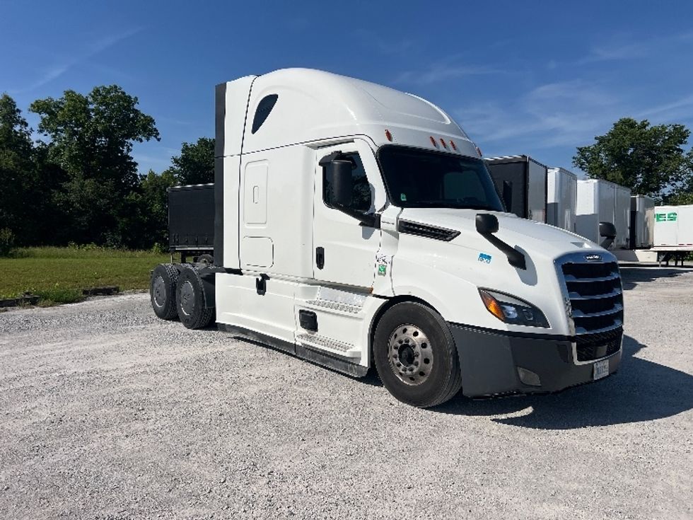 Sleeper Tractor-Heavy Duty Tractors-Freightliner-2022-T12664ST-Sellersburg-IN-736,926\n\t\tmiles-$ 48,750 - Image 1