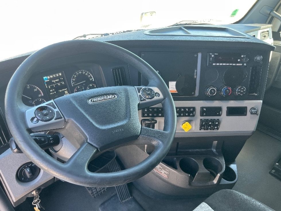 Sleeper Tractor-Heavy Duty Tractors-Freightliner-2022-T12664ST-Sellersburg-IN-736,926\n\t\tmiles-$ 48,750 - Image 11