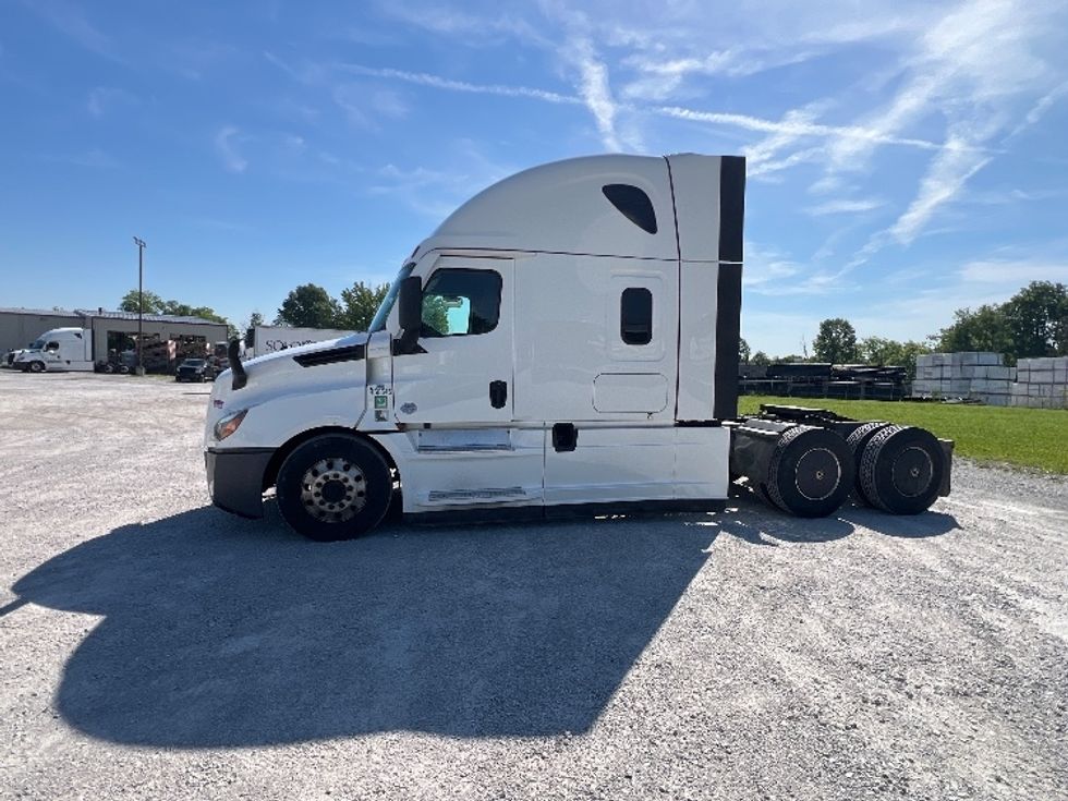 Sleeper Tractor-Heavy Duty Tractors-Freightliner-2022-T12664ST-Sellersburg-IN-736,926\n\t\tmiles-$ 48,750 - Image 4