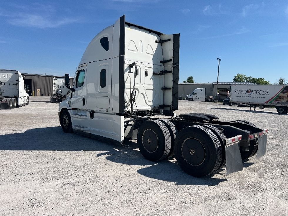 Sleeper Tractor-Heavy Duty Tractors-Freightliner-2022-T12664ST-Sellersburg-IN-736,926\n\t\tmiles-$ 48,750 - Image 5