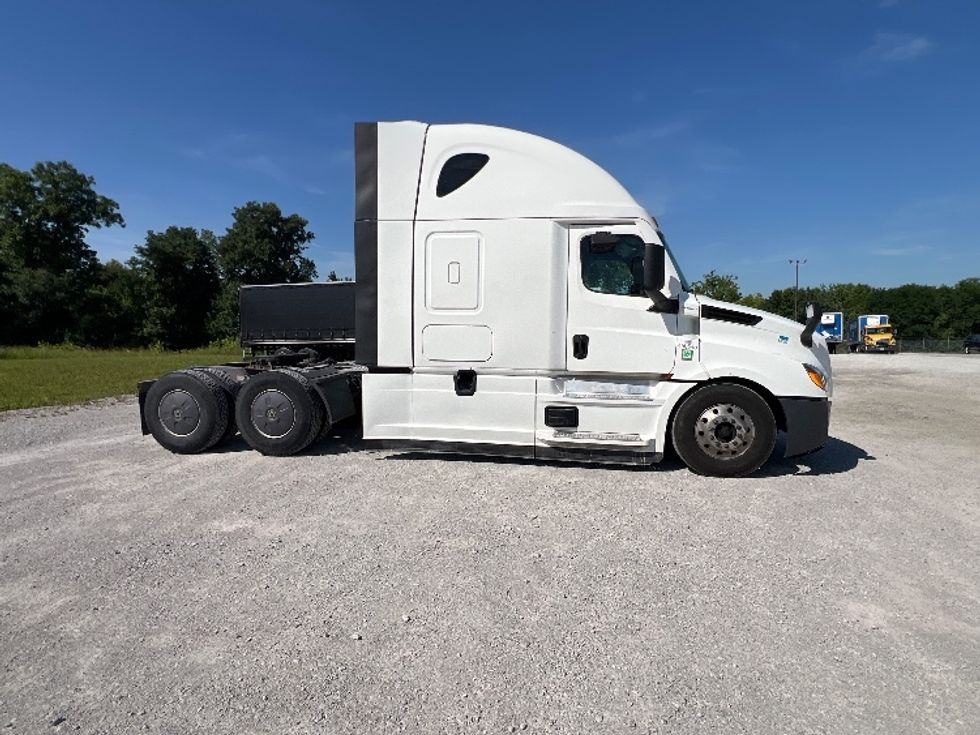 Sleeper Tractor-Heavy Duty Tractors-Freightliner-2022-T12664ST-Sellersburg-IN-736,926\n\t\tmiles-$ 48,750 - Image 8