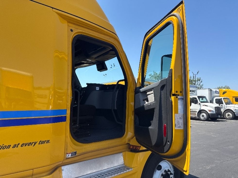 Sleeper Tractor-Heavy Duty Tractors-Freightliner-2022-T12664ST-Selma-TX-669,505\n\t\tmiles-$ 48,000 - Image 13