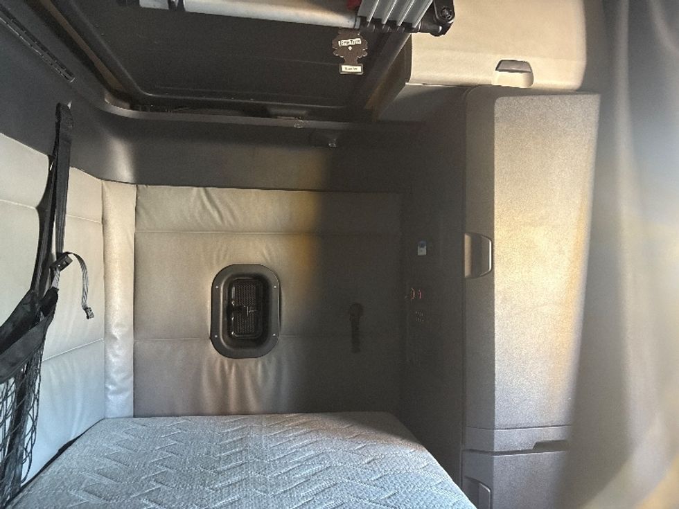 Sleeper Tractor-Heavy Duty Tractors-Freightliner-2022-T12664ST-Selma-TX-669,505\n\t\tmiles-$ 48,000 - Image 18