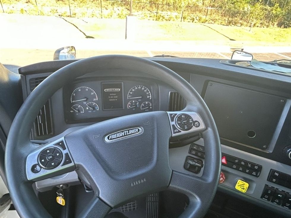 Sleeper Tractor-Heavy Duty Tractors-Freightliner-2022-T12664ST-Shreveport-LA-368,832\n\t\tmiles-$ 90,000 - Image 10