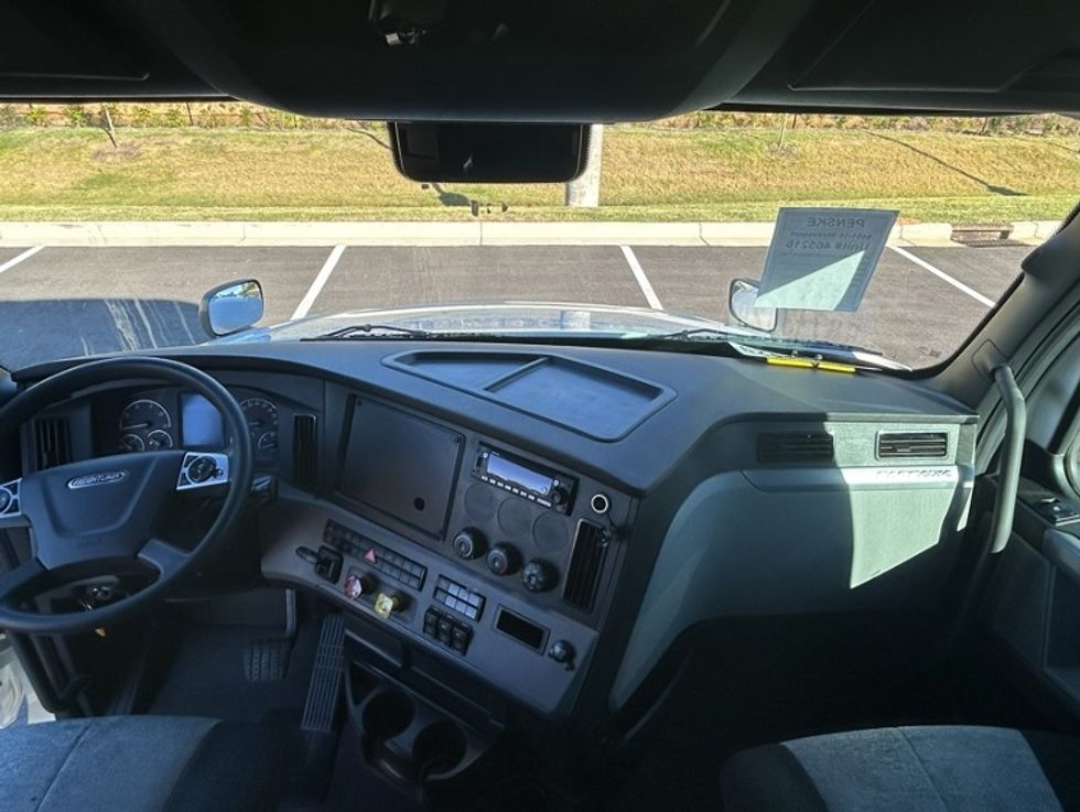 Sleeper Tractor-Heavy Duty Tractors-Freightliner-2022-T12664ST-Shreveport-LA-368,832\n\t\tmiles-$ 90,000 - Image 11