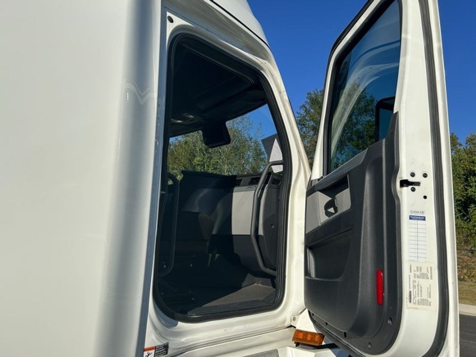 Sleeper Tractor-Heavy Duty Tractors-Freightliner-2022-T12664ST-Shreveport-LA-368,832\n\t\tmiles-$ 90,000 - Image 12