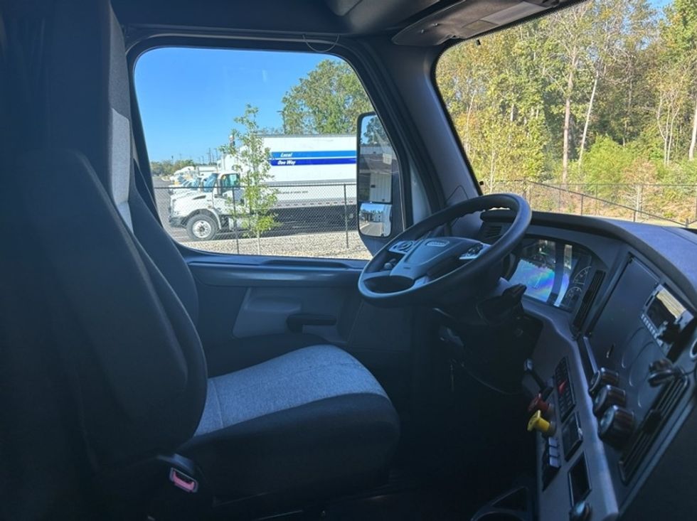 Sleeper Tractor-Heavy Duty Tractors-Freightliner-2022-T12664ST-Shreveport-LA-368,832\n\t\tmiles-$ 90,000 - Image 14