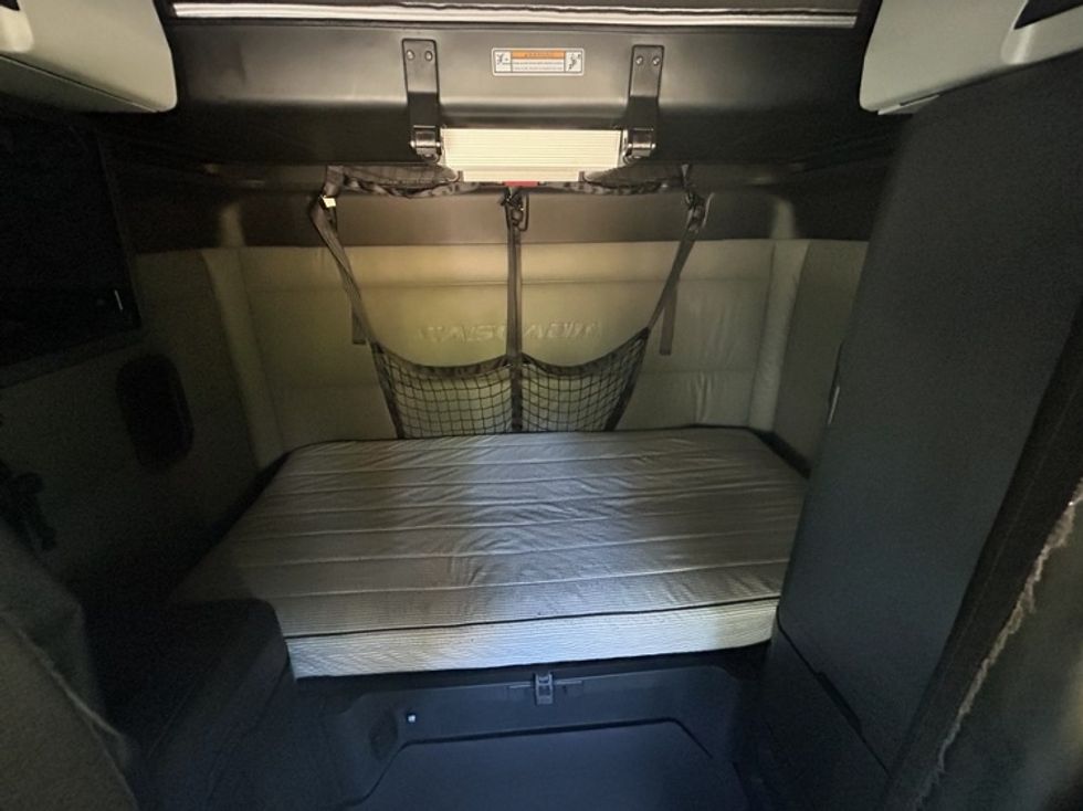 Sleeper Tractor-Heavy Duty Tractors-Freightliner-2022-T12664ST-Shreveport-LA-368,832\n\t\tmiles-$ 90,000 - Image 15