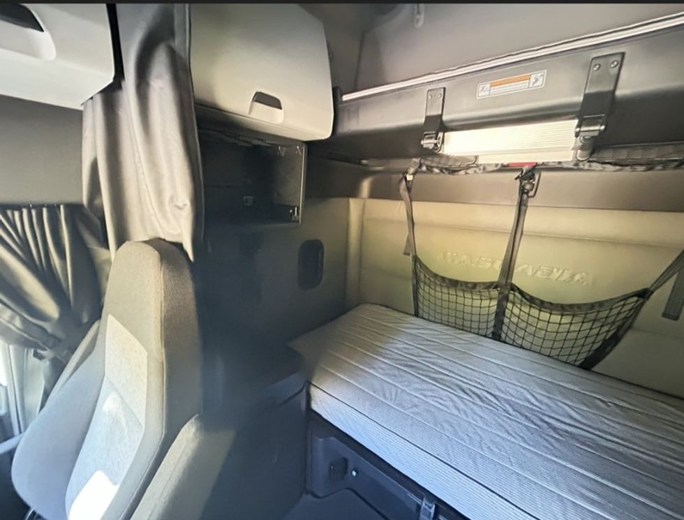 Sleeper Tractor-Heavy Duty Tractors-Freightliner-2022-T12664ST-Shreveport-LA-368,832\n\t\tmiles-$ 90,000 - Image 18