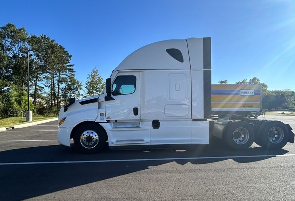 Sleeper Tractor-Heavy Duty Tractors-Freightliner-2022-T12664ST-Shreveport-LA-368,832\n\t\tmiles-$ 90,000 - Image 3
