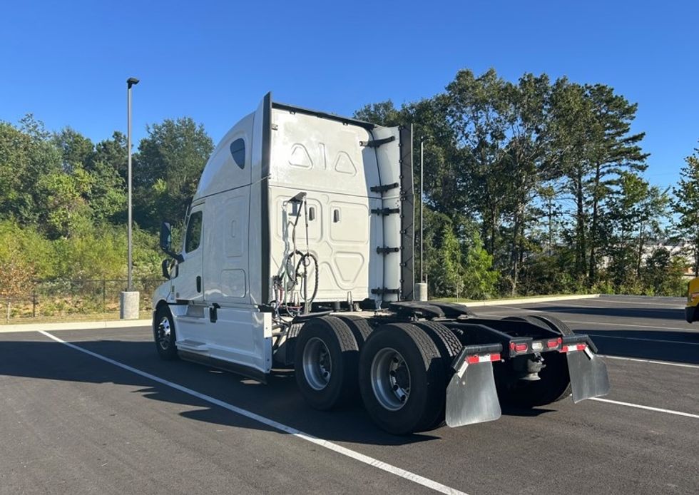 Sleeper Tractor-Heavy Duty Tractors-Freightliner-2022-T12664ST-Shreveport-LA-368,832\n\t\tmiles-$ 90,000 - Image 4