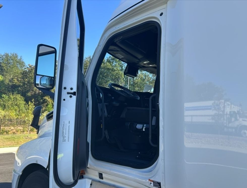 Sleeper Tractor-Heavy Duty Tractors-Freightliner-2022-T12664ST-Shreveport-LA-368,832\n\t\tmiles-$ 90,000 - Image 8