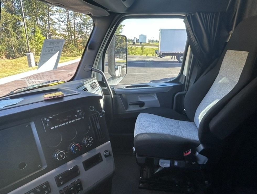 Sleeper Tractor-Heavy Duty Tractors-Freightliner-2022-T12664ST-Shreveport-LA-368,832\n\t\tmiles-$ 90,000 - Image 9