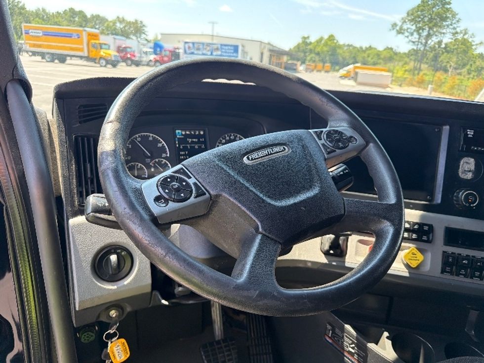 Sleeper Tractor-Heavy Duty Tractors-Freightliner-2022-T12664ST-Shreveport-LA-433,125\n\t\tmiles-$ 85,250 - Image 11
