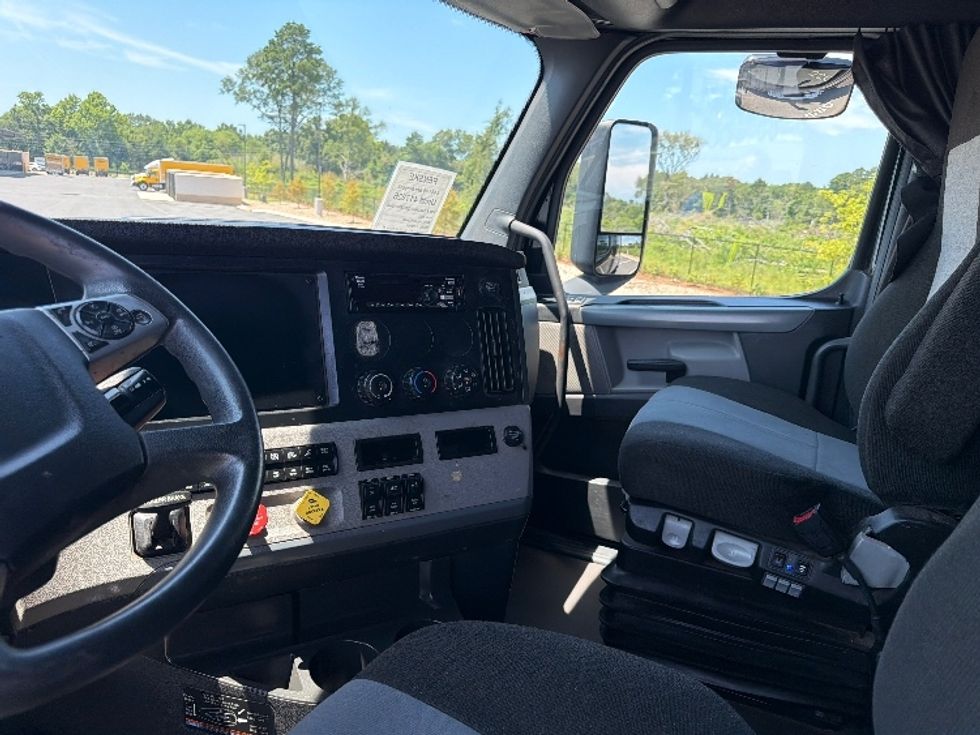 Sleeper Tractor-Heavy Duty Tractors-Freightliner-2022-T12664ST-Shreveport-LA-433,125\n\t\tmiles-$ 85,250 - Image 12