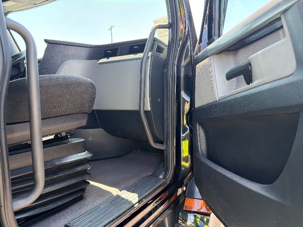 Sleeper Tractor-Heavy Duty Tractors-Freightliner-2022-T12664ST-Shreveport-LA-433,125\n\t\tmiles-$ 85,250 - Image 13