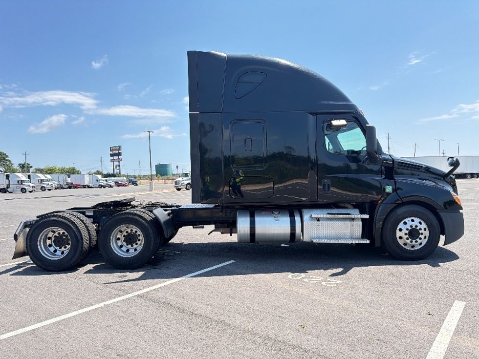 Sleeper Tractor-Heavy Duty Tractors-Freightliner-2022-T12664ST-Shreveport-LA-433,125\n\t\tmiles-$ 85,250 - Image 8