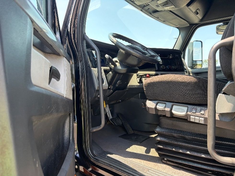 Sleeper Tractor-Heavy Duty Tractors-Freightliner-2022-T12664ST-Shreveport-LA-433,125\n\t\tmiles-$ 85,250 - Image 9