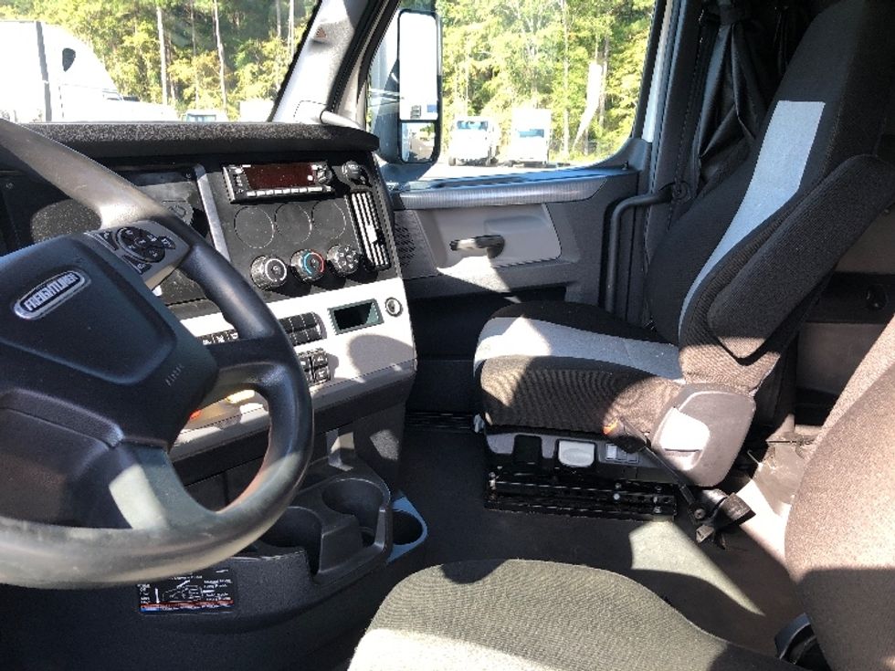 Sleeper Tractor-Heavy Duty Tractors-Freightliner-2022-T12664ST-Shreveport-LA-471,338\n\t\tmiles-$ 77,750 - Image 10