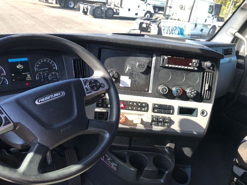 Sleeper Tractor-Heavy Duty Tractors-Freightliner-2022-T12664ST-Shreveport-LA-471,338\n\t\tmiles-$ 77,750 - Image 11