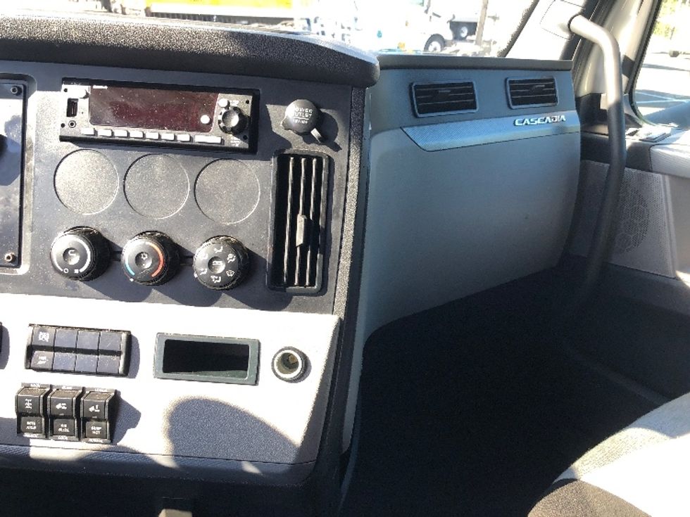 Sleeper Tractor-Heavy Duty Tractors-Freightliner-2022-T12664ST-Shreveport-LA-471,338\n\t\tmiles-$ 77,750 - Image 12