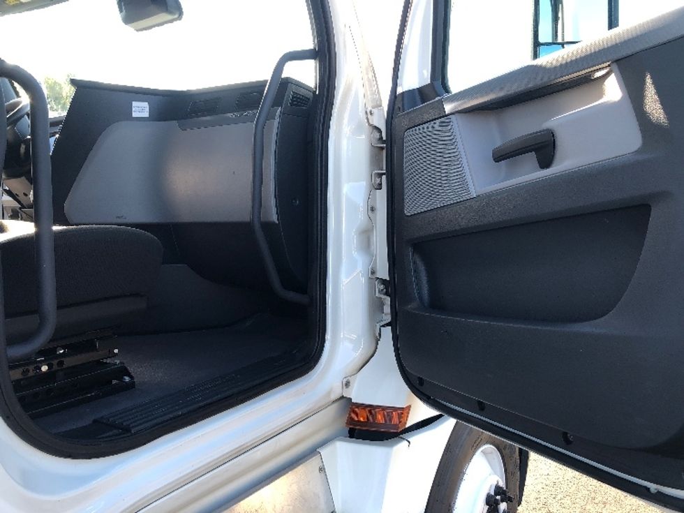 Sleeper Tractor-Heavy Duty Tractors-Freightliner-2022-T12664ST-Shreveport-LA-471,338\n\t\tmiles-$ 77,750 - Image 13