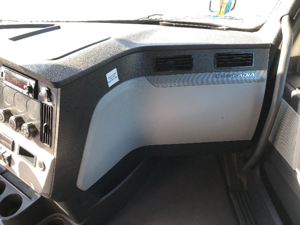 Sleeper Tractor-Heavy Duty Tractors-Freightliner-2022-T12664ST-Shreveport-LA-471,338\n\t\tmiles-$ 77,750 - Image 14