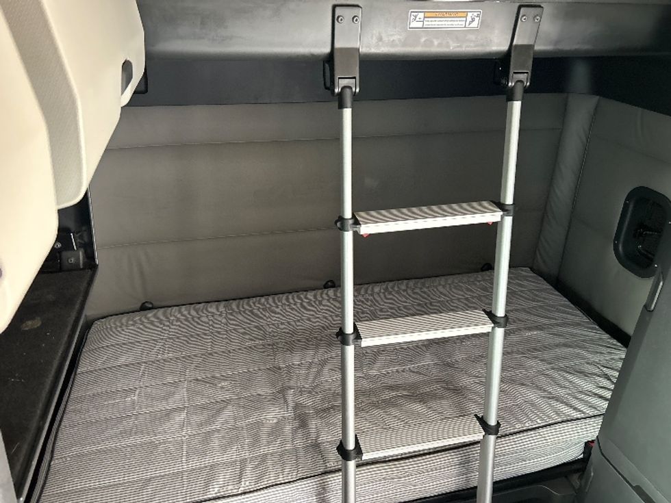 Sleeper Tractor-Heavy Duty Tractors-Freightliner-2022-T12664ST-Shreveport-LA-471,338\n\t\tmiles-$ 77,750 - Image 16