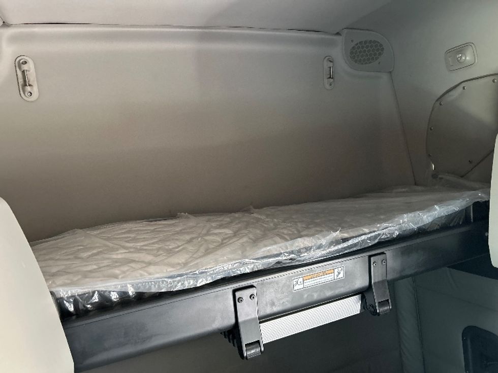 Sleeper Tractor-Heavy Duty Tractors-Freightliner-2022-T12664ST-Shreveport-LA-471,338\n\t\tmiles-$ 77,750 - Image 17