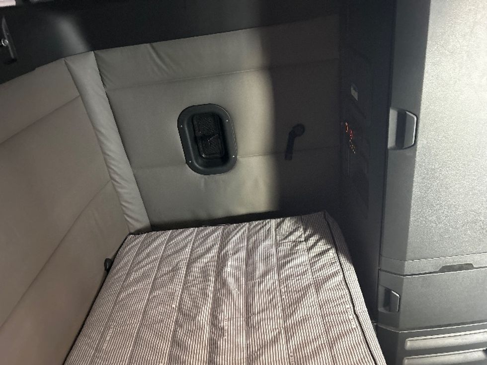 Sleeper Tractor-Heavy Duty Tractors-Freightliner-2022-T12664ST-Shreveport-LA-471,338\n\t\tmiles-$ 77,750 - Image 18