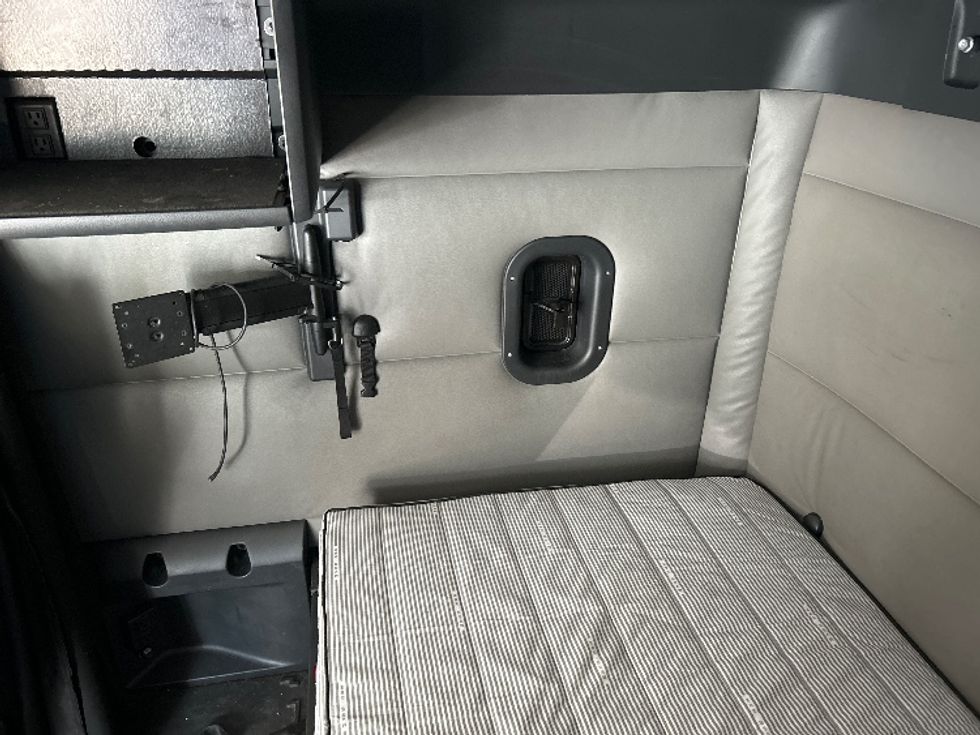 Sleeper Tractor-Heavy Duty Tractors-Freightliner-2022-T12664ST-Shreveport-LA-471,338\n\t\tmiles-$ 77,750 - Image 19