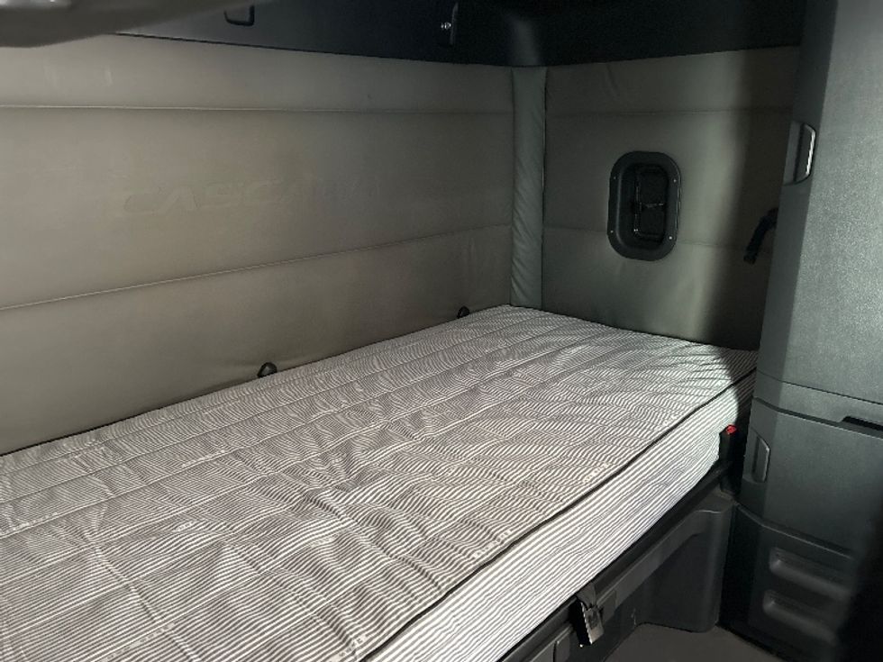 Sleeper Tractor-Heavy Duty Tractors-Freightliner-2022-T12664ST-Shreveport-LA-471,338\n\t\tmiles-$ 77,750 - Image 22